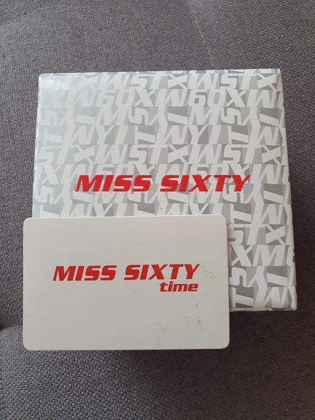 Hodinky miss sixty,