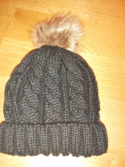 Teplá čiapka s hnedým brmbolcom, 122