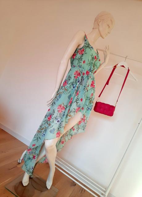 Asymetrické rozviate šaty, xs