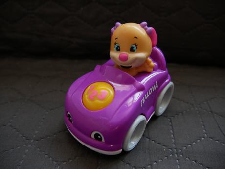 Spievajúci psík fisher price v autíčku fialový, 