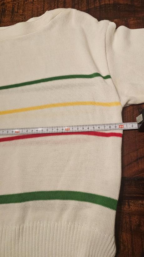 Svetrík s lodičkovým výstrihom, s