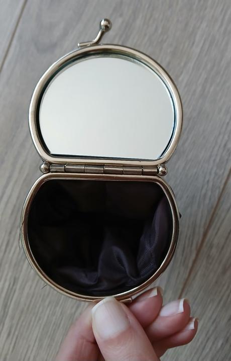 Penazenka so zrkadielkom, 