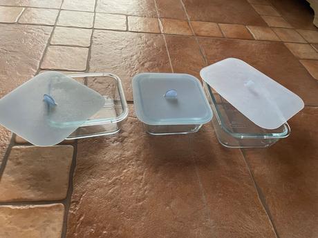 Tri sklenené dozy na potraviny,