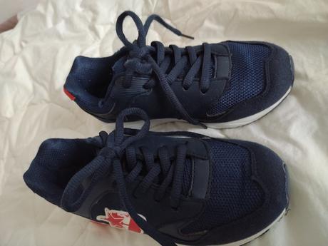 Tmavomodré tenisky, 29