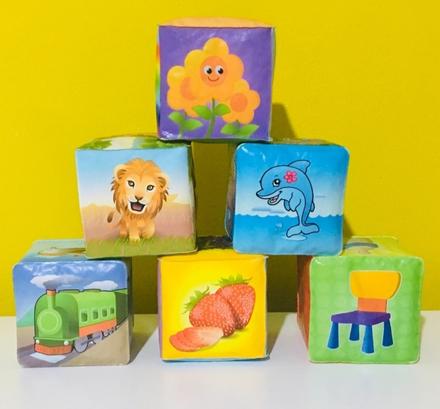 6 farebných makkých náučných kociek s obrázkami,