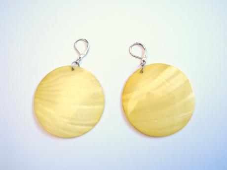 Veľké žlté perleťové náušnice,