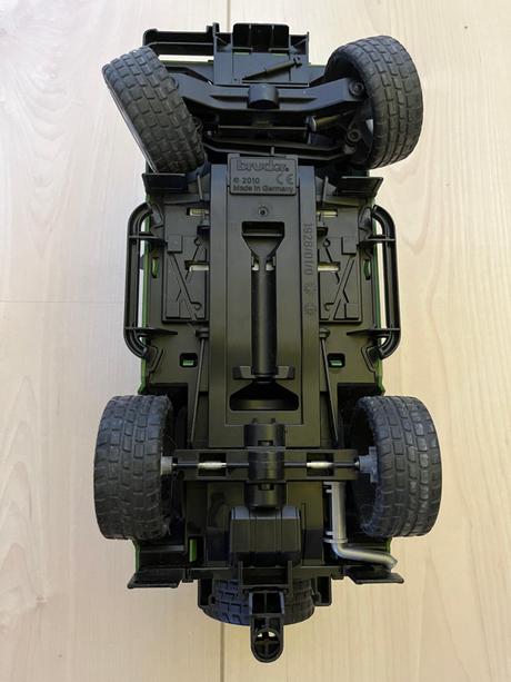 Land rover zeleny hracka,