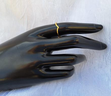 Jemný pozlátený prsteň,