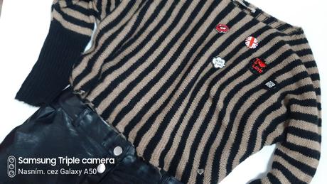 Please pulovrik s odznakmy, pleas,m