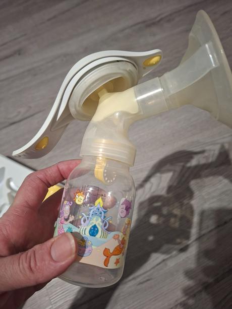 Manuálna odsávačka materského mlieka, 