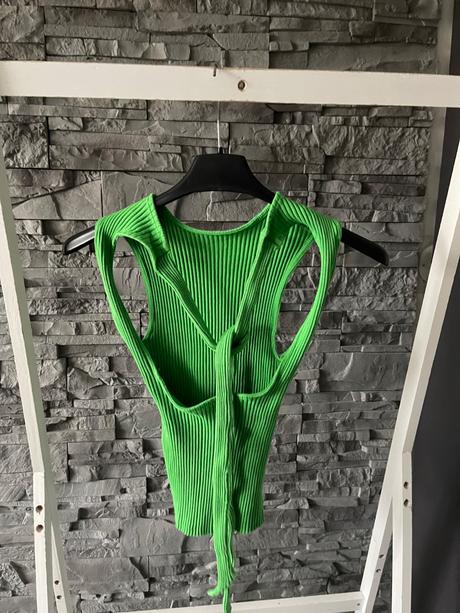 Zara sedi na m, zara,l