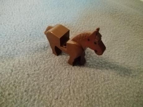 Lego kôň s červenou uzdou, 