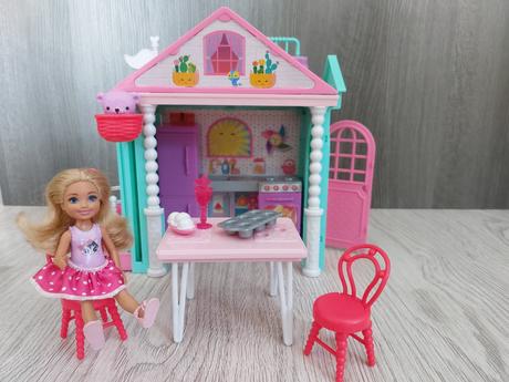 Barbie sestrička chelsea a domček,