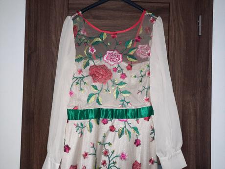 Vyšívané šaty, 38