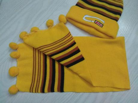 Žltá čiapka so šálom, 104