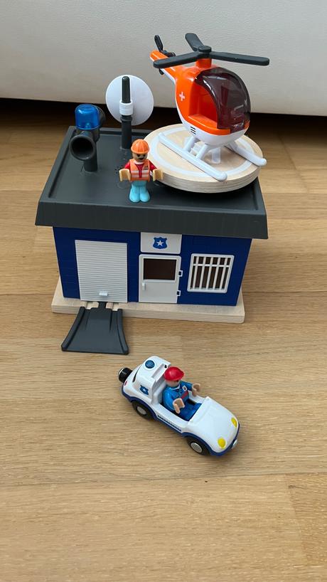 Drevená dráha s požiarnou a policajnou stanicou, 