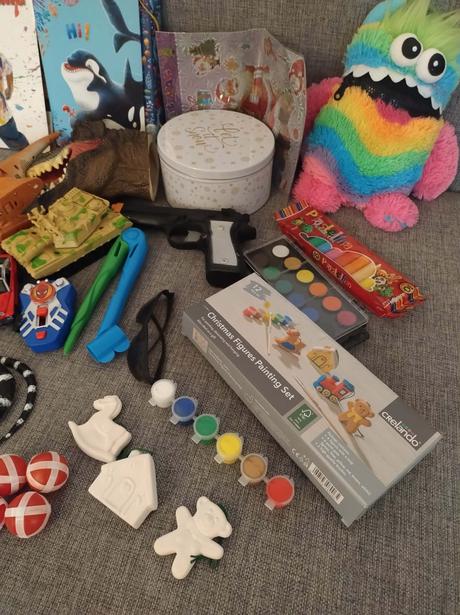 Balik hraciek + knizky o vychove deti,