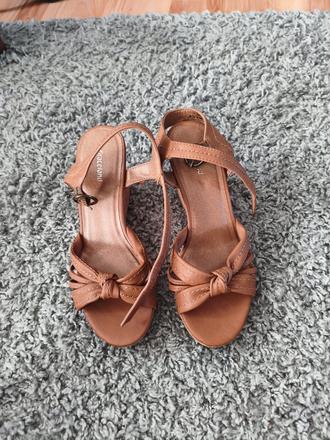 Sandalky, 37