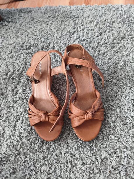Sandalky, 37