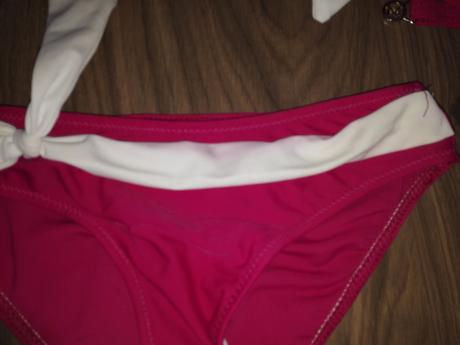 Krasne malinove plavky, 36