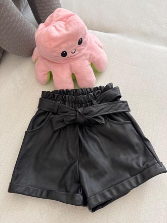 Kožené kraťasy, 128