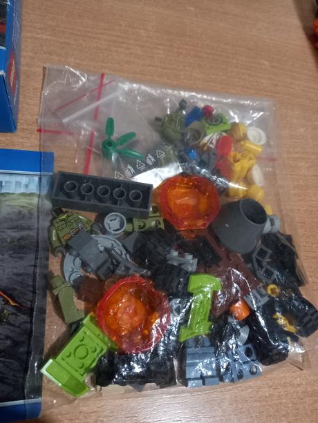 Lego city 60120 sopečníci z roku 2016, 