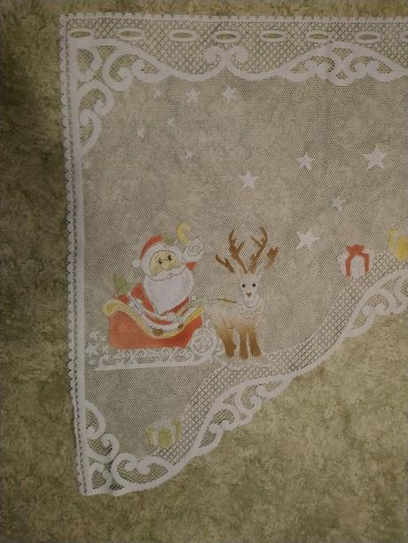 Vianočná záclonka santa na saniach sob snehuliak, 