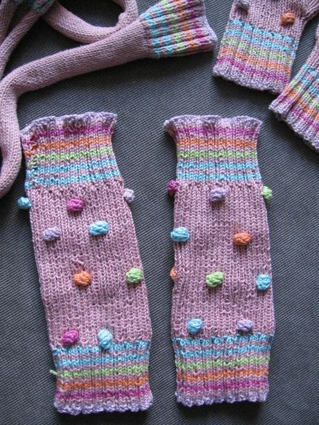 Guličkový kompletík -čiapka ,rukavice,štucne,šál, 86