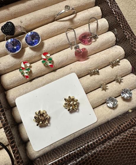 Balík náušníc a prsteňov, 