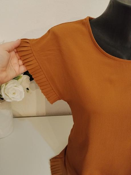 Federica ferrigno elegantný camel top s volánikmi, s