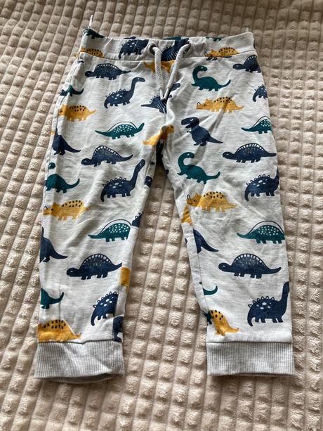 Dino tepláky, c&a,92