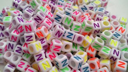 Písmenka neónové n,