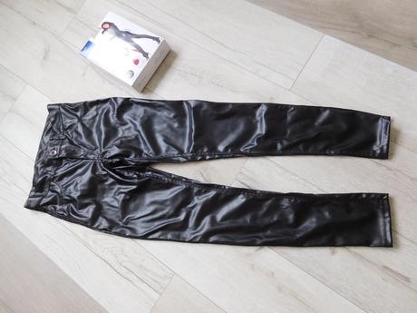 Nohavice elastické čierne lakové, s