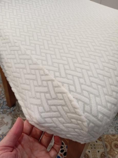 Nové biele návleky na stoličky, 