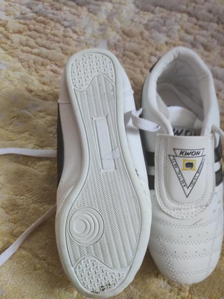 Tenisky na karate, 32