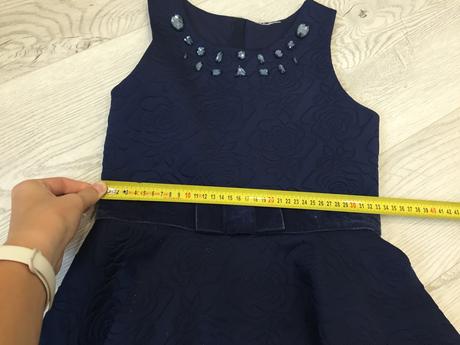 Tmavomodré šaty s kamienkami a ružami, xs