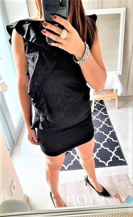 Čierne puzdrové šaty oasis s volánom-s, s