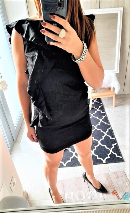 Čierne puzdrové šaty oasis s volánom-s, s