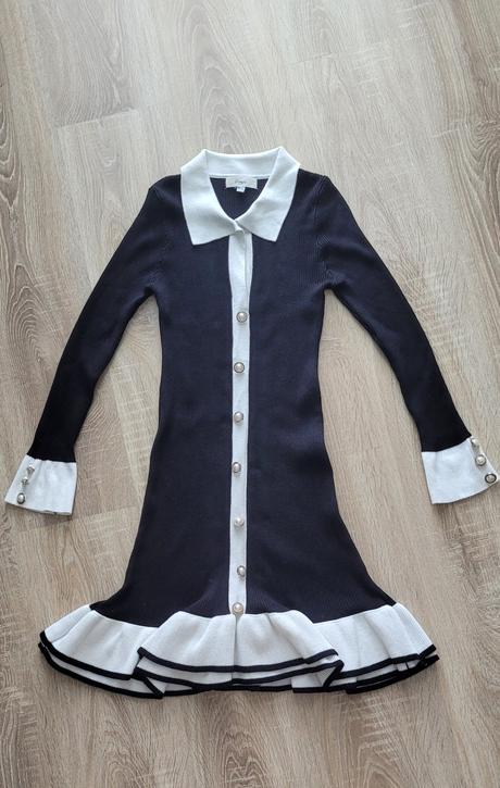 Mini šaty a ozdobnými gombíkmi, s / xs
