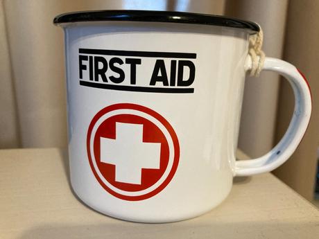 Smaltovaný hrnček first aid,
