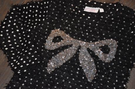 Veľmi pekný pulóvrik s flitrami, bodkami a mašľou, next,122