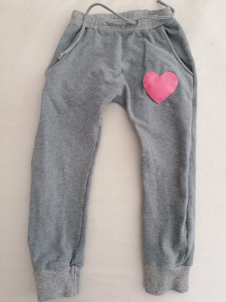 Pískacie tepláky, 122