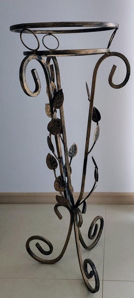 Kovový dekoračny stojan na kvety, 