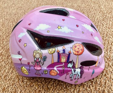 Kvalitná cyklo prilba zn. abus pre princeznu, s