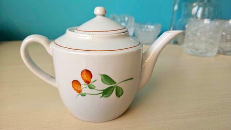 Malý porcelánový čajník, vintage, zn. d.p.r.k.,