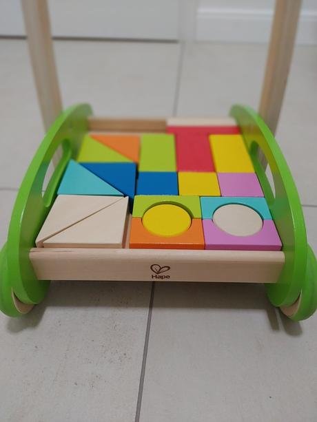 Dreveny vozik hape choditko s kockami, 