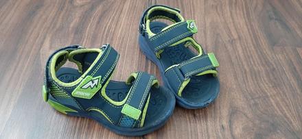 Blikajúce sandále, 26