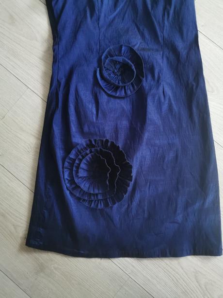 Tmavomodre šaty s perleťovým odleskom, l