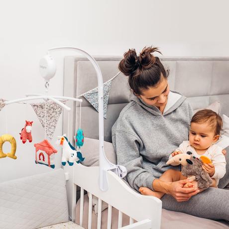 Babyono kolotoč nad postieľku s melódiou horses, 