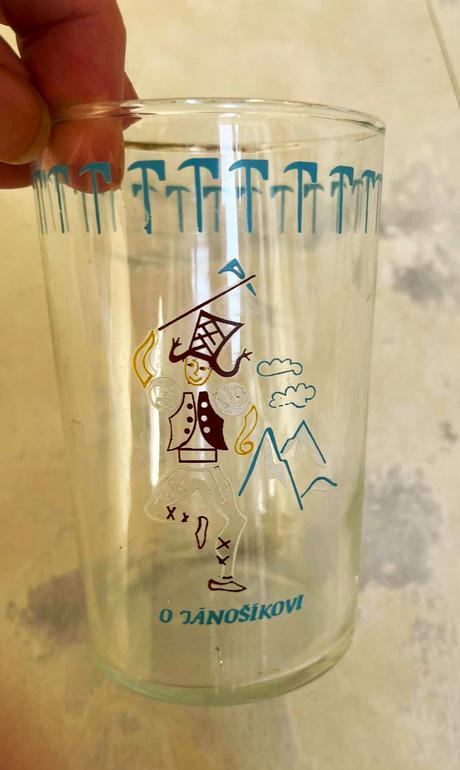 Staré socialistické retro poháre 8 ks, 